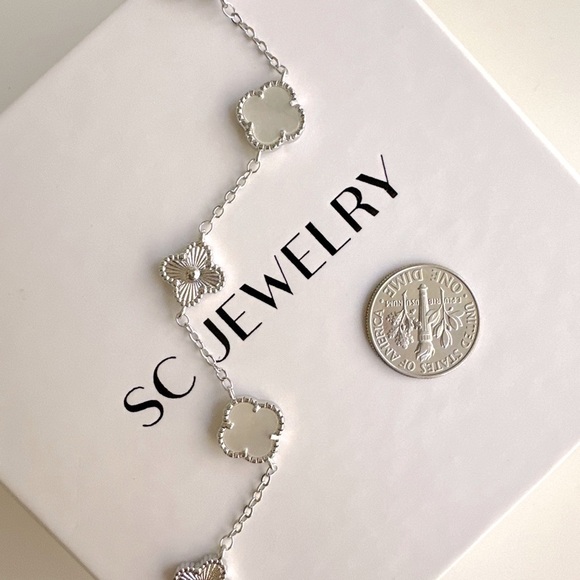 Petite Clover Bracelet Mother of Pearl & Silver Color Double Sided - Picture 2 of 10